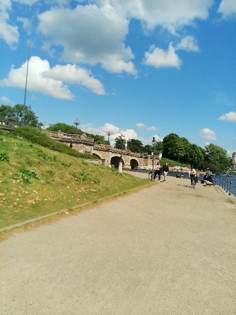 De parken op de schiereilandjes naast de bruggen, met de Lombardsbr&uuml;cke tussen het groen