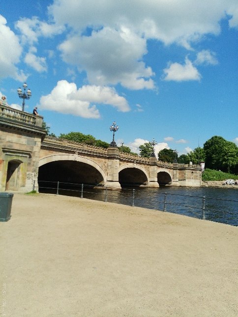 Aanzicht op de Lombardsbr&uuml;cke vanuit het parkje, met nadruk op de korfbogen en de architectuur