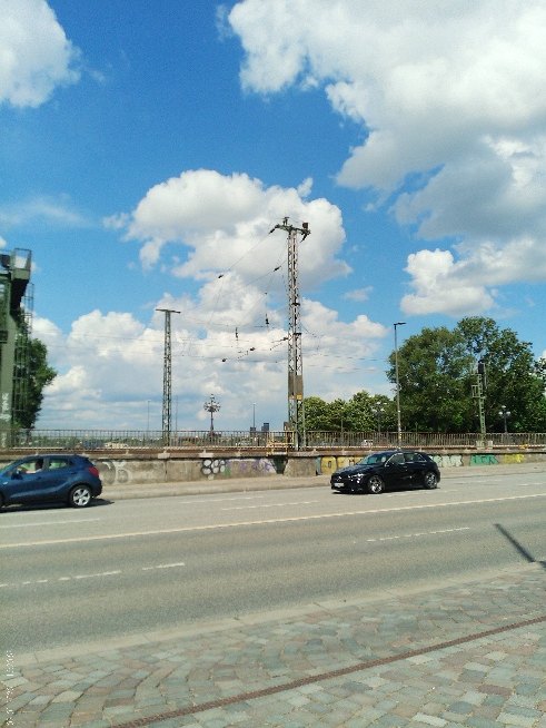 De Lombardsbr&uuml;cke met van boven naar onder het spoor, de brede autoweg en het voetpad