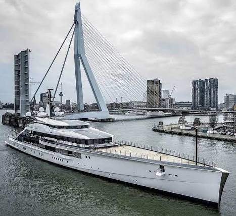 De Erasmusbrug in Rotterdam met een superjacht op de Nieuwe Maas