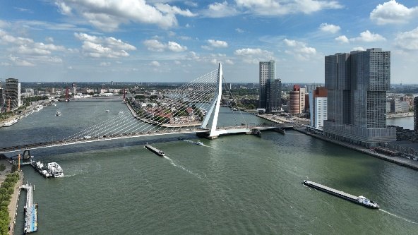 Luchtfoto van de Erasmusbrug over de Nieuwe Maas in Rotterdam