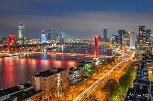 De Willemsbrug en de skyline van Rotterdam bij nacht
