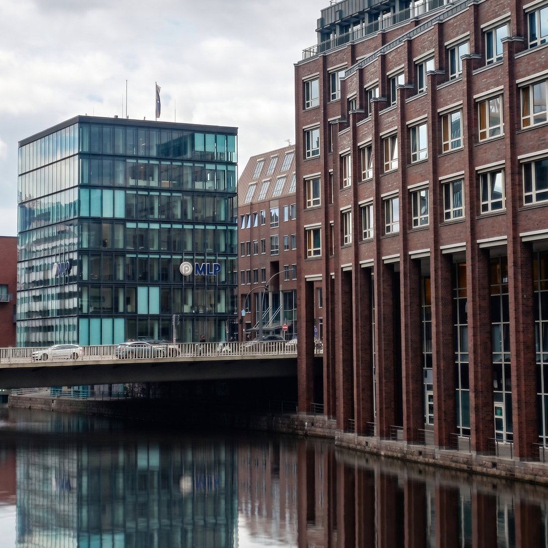 Het Steigenberger-ensemble met het Fleethof aan het Alsterfleet, weerspiegeld in het water