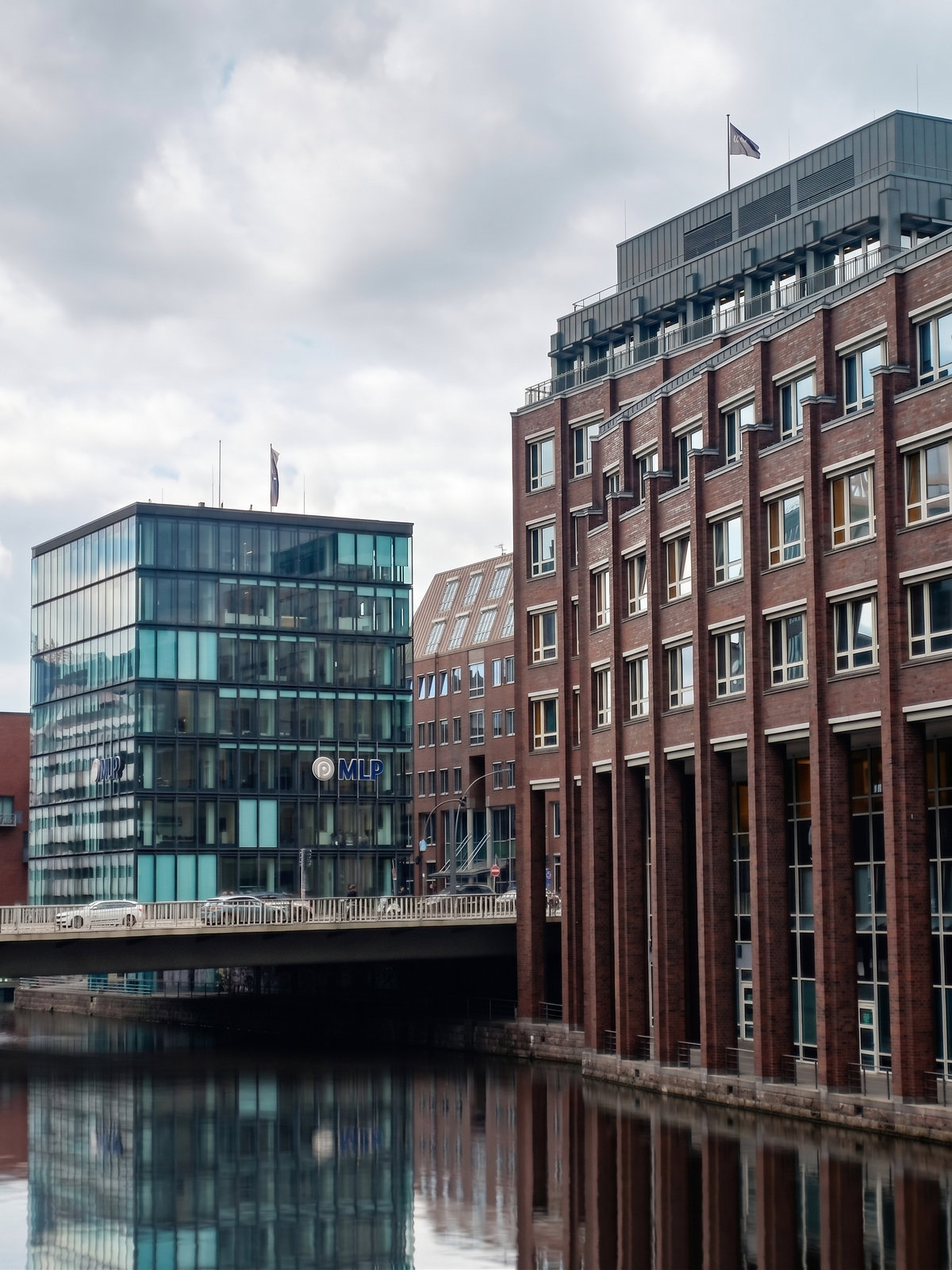 Het Steigenberger Hotel met het naastgelegen Fleethof en de brug over het Alsterfleet