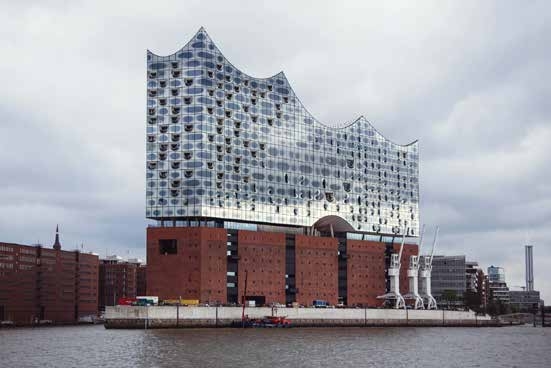 Elbphilharmonie na oplevering met glazen kroon op bakstenen basis