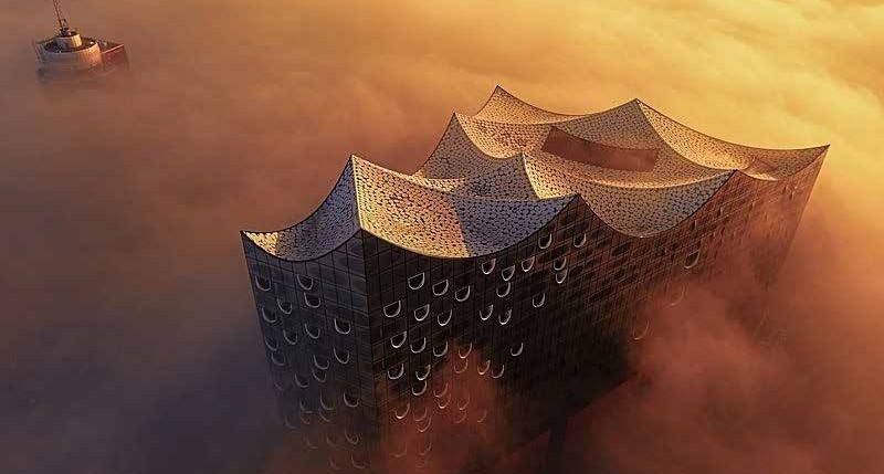 De golvende glazen kroon van de Elbphilharmonie in mist