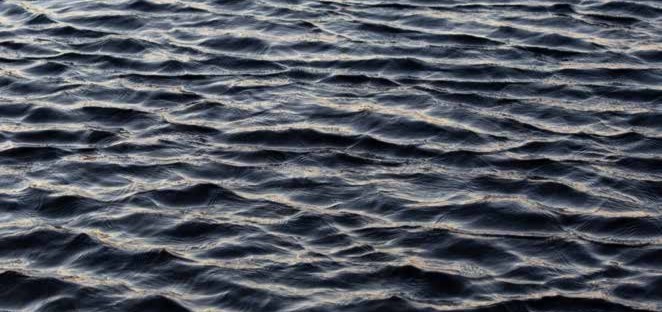 Ritmische golven in het donkere water van de Elbe