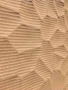 White Skin detail met horizontale reliefgolven